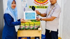 PT Timah serahkan bantuan untuk UMKM KUBE Intan Payong di Desa Kundur, Kecamatan Kundur Barat, Kabupaten Karimun | Foto: Zonamu/Humas PT Timah