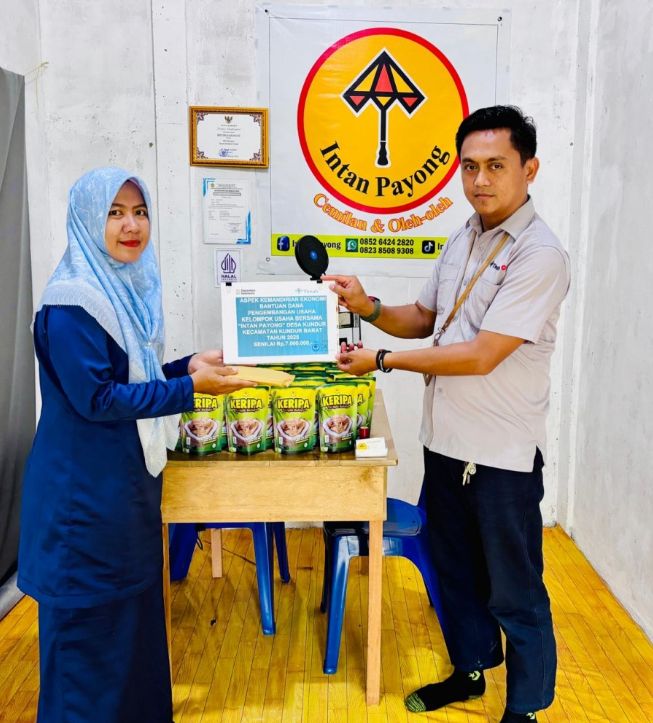 PT Timah serahkan bantuan untuk UMKM KUBE Intan Payong di Desa Kundur, Kecamatan Kundur Barat, Kabupaten Karimun | Foto: Zonamu/Humas PT Timah