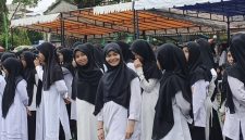 Peringatan hari santri di Dabo Singkep meski daam kondisi hujan | Foto : Zonamu/Wandi