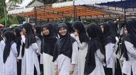 Peringatan hari santri di Dabo Singkep meski daam kondisi hujan | Foto : Zonamu/Wandi
