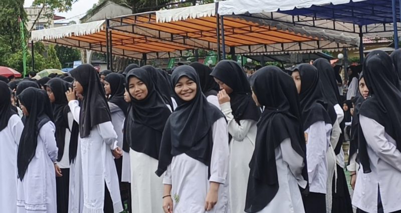 Peringatan hari santri di Dabo Singkep meski daam kondisi hujan | Foto : Zonamu/Wandi