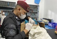 Petugas Lapas Dabo Singkep saat melaksanakan razia di dalam sel | Foto : Zonamu/Humas Lapas
