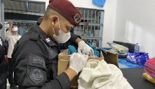 Petugas Lapas Dabo Singkep saat melaksanakan razia di dalam sel | Foto : Zonamu/Humas Lapas