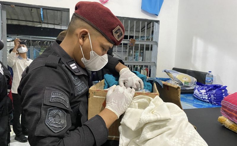 Petugas Lapas Dabo Singkep saat melaksanakan razia di dalam sel | Foto : Zonamu/Humas Lapas