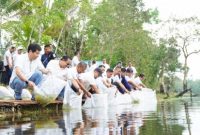 PT Timah menebar bibit ikan di enam kolong di kawasan Desa Pemali, Kabupaten Bangka | Foto: Zonamu/Humas PT Timah