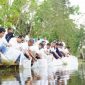 PT Timah menebar bibit ikan di enam kolong di kawasan Desa Pemali, Kabupaten Bangka | Foto: Zonamu/Humas PT Timah