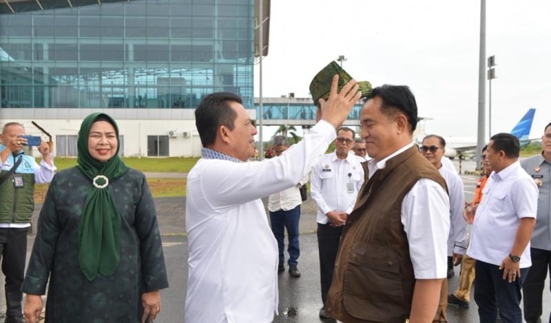 Gubernur Kepri sambut kedatangan Menko Kumham Imipas di Tanjungpinang | Foto : Zonamu/Diskominfo Kepri