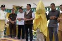 Menko Yusril saat melaksanakan Doa di Makam Sultan  di Daik Lingga | Foto : Zonamu/Andi