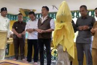 Menko Yusril saat melaksanakan Doa di Makam Sultan  di Daik Lingga | Foto : Zonamu/Andi