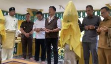 Menko Yusril saat melaksanakan Doa di Makam Sultan  di Daik Lingga | Foto : Zonamu/Andi