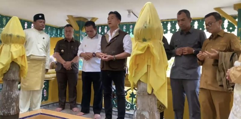 Menko Yusril saat melaksanakan Doa di Makam Sultan  di Daik Lingga | Foto : Zonamu/Andi