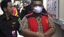 Kepala Desa Sugie berinisial M dan Koordinator Kelompok tanah inisial DJ ditetapkan sebagai tersangka dugaan korupsi penerbitan surat tanah oleh Kejaksaan Negeri Karimun | Foto: Ami