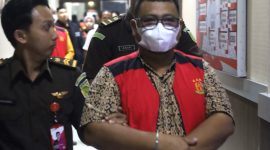 Kepala Desa Sugie berinisial M dan Koordinator Kelompok tanah inisial DJ ditetapkan sebagai tersangka dugaan korupsi penerbitan surat tanah oleh Kejaksaan Negeri Karimun | Foto: Ami