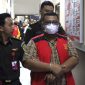 Kepala Desa Sugie berinisial M dan Koordinator Kelompok tanah inisial DJ ditetapkan sebagai tersangka dugaan korupsi penerbitan surat tanah oleh Kejaksaan Negeri Karimun | Foto: Ami
