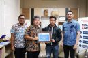 Perwakilan PT Timah menyerahkan bantuan kepada Ropianti, korban penyiraman air keras yang terjadi di Kelurahan Paritlalang, Pangkalpinang, Kepulauan Bangka Belitung | Foto: Zonamu/Humas PT Timah