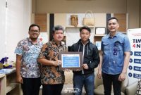 Perwakilan PT Timah menyerahkan bantuan kepada Ropianti, korban penyiraman air keras yang terjadi di Kelurahan Paritlalang, Pangkalpinang, Kepulauan Bangka Belitung | Foto: Zonamu/Humas PT Timah