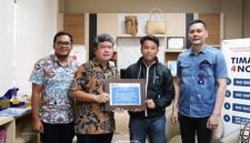 Perwakilan PT Timah menyerahkan bantuan kepada Ropianti, korban penyiraman air keras yang terjadi di Kelurahan Paritlalang, Pangkalpinang, Kepulauan Bangka Belitung | Foto: Zonamu/Humas PT Timah