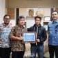 Perwakilan PT Timah menyerahkan bantuan kepada Ropianti, korban penyiraman air keras yang terjadi di Kelurahan Paritlalang, Pangkalpinang, Kepulauan Bangka Belitung | Foto: Zonamu/Humas PT Timah