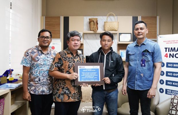 Perwakilan PT Timah menyerahkan bantuan kepada Ropianti, korban penyiraman air keras yang terjadi di Kelurahan Paritlalang, Pangkalpinang, Kepulauan Bangka Belitung | Foto: Zonamu/Humas PT Timah