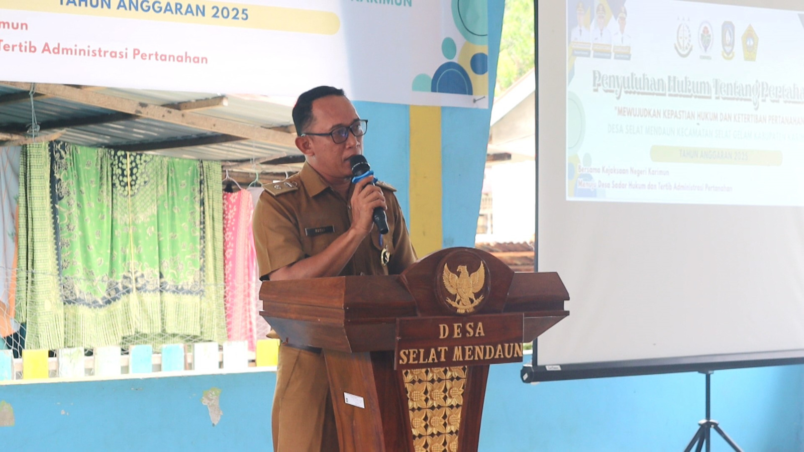 Kepala Desa Selat Mendaun, Rusli dalam sambutannya mengajak seluruh RT RW dan masyarakat menciptakan desa sadar hukum dan tertib administrasi pertanahan | Foto: Ami
