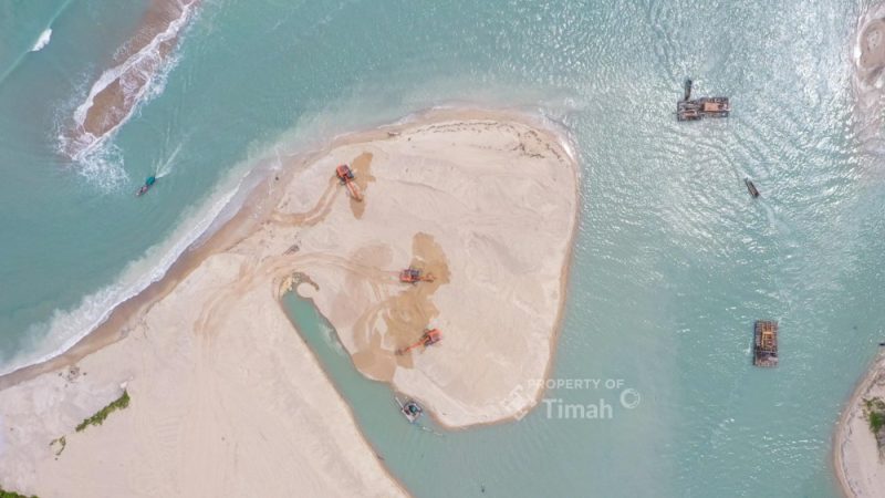 PT Timah keruk Alur Muara Air Kantung, Lingkungan Air Kantung, Kelurahan Sungailiat, Kecamatan Sungailiat, lancatkan akses keluar masuk kapal | Foto: Zonamu/Humas PT Timah