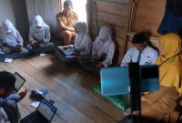 Siswa SMA Negeri 1 Kepulauan Posek saat menumpang internet di rumah warga | Foto : Zonamu/Mariono