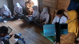 Siswa SMA Negeri 1 Kepulauan Posek saat menumpang internet di rumah warga | Foto : Zonamu/Mariono