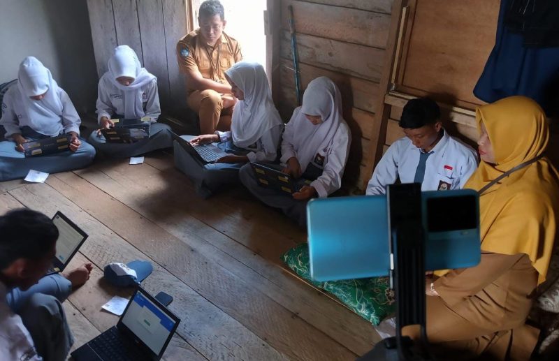 Siswa SMA Negeri 1 Kepulauan Posek saat menumpang internet di rumah warga | Foto : Zonamu/Mariono
