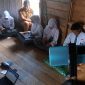 Siswa SMA Negeri 1 Kepulauan Posek saat menumpang internet di rumah warga | Foto : Zonamu/Mariono
