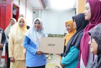 Ketua Dekranasda Lingga Feby Sarianty saat menyerahkan leptop di peringatan HKN ke-61 | Foto : Zonamu/Andi Diskominfo Lingga