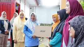 Ketua Dekranasda Lingga Feby Sarianty saat menyerahkan leptop di peringatan HKN ke-61 | Foto : Zonamu/Andi Diskominfo Lingga