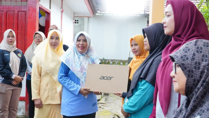 Ketua Dekranasda Lingga Feby Sarianty saat menyerahkan leptop di peringatan HKN ke-61 | Foto : Zonamu/Andi Diskominfo Lingga