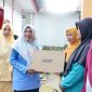 Ketua Dekranasda Lingga Feby Sarianty saat menyerahkan leptop di peringatan HKN ke-61 | Foto : Zonamu/Andi Diskominfo Lingga