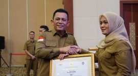 Gubernur Kepri Ansar Ahmad menyerahkan penghargaan Paritrana (Paritrana Award 2025) kepada lembaga pemerintahan daerah dan badan usaha di Kepulauan Riau, Senin (3/11/2025). Penyerahan dilaksanakan di Aula Wan Seri Beni, Dompak | Foto : Zonamu/Ogi DISKOMINFO KEPRI
