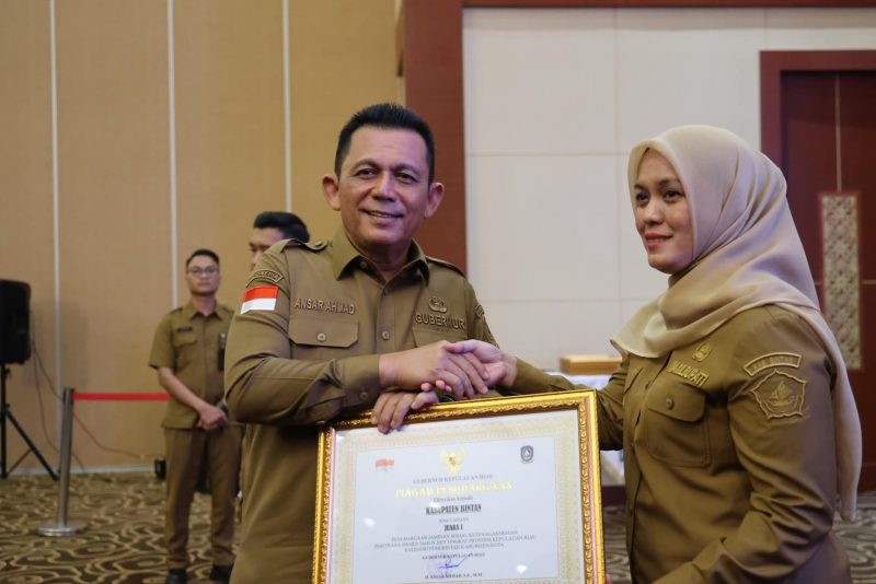 Gubernur Kepri Ansar Ahmad menyerahkan penghargaan Paritrana (Paritrana Award 2025) kepada lembaga pemerintahan daerah dan badan usaha di Kepulauan Riau, Senin (3/11/2025). Penyerahan dilaksanakan di Aula Wan Seri Beni, Dompak | Foto : Zonamu/Ogi DISKOMINFO KEPRI