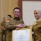 Gubernur Kepri Ansar Ahmad menyerahkan penghargaan Paritrana (Paritrana Award 2025) kepada lembaga pemerintahan daerah dan badan usaha di Kepulauan Riau, Senin (3/11/2025). Penyerahan dilaksanakan di Aula Wan Seri Beni, Dompak | Foto : Zonamu/Ogi DISKOMINFO KEPRI