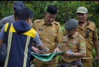 Sekda Lingga bersama Kadinsos Lingga saat meninjau lokasi Sekolah Rakyat | Foto : Zonamu/Arief