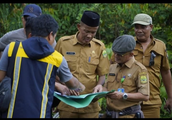 Sekda Lingga bersama Kadinsos Lingga saat meninjau lokasi Sekolah Rakyat | Foto : Zonamu/Arief