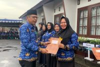 Kadis Kesehatan Lingga saat menyerahkan penghargaan kepada para pemenang lomba | Foto : Zonamu/Wandi