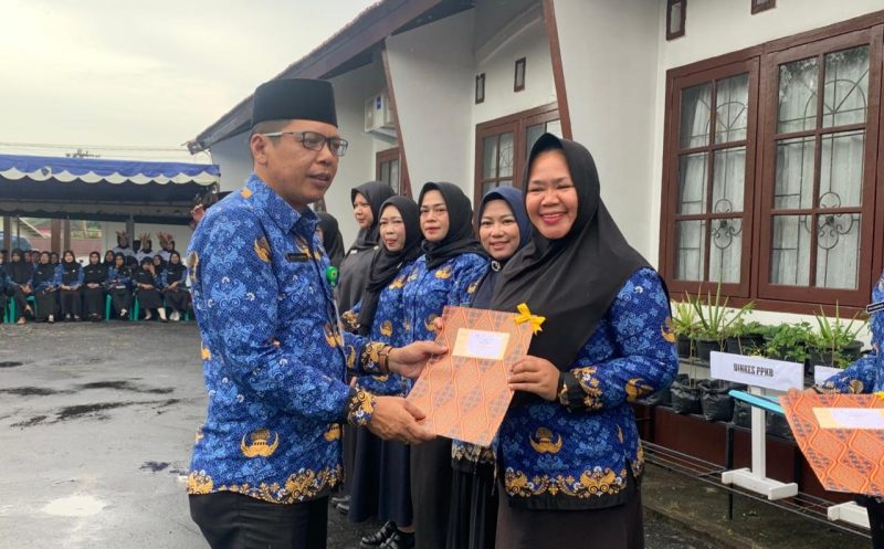Kadis Kesehatan Lingga saat menyerahkan penghargaan kepada para pemenang lomba | Foto : Zonamu/Wandi