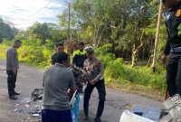 Petugas saat melakukan evakuasi kendaraan lakalantas | Foto : Zonamu/Ist