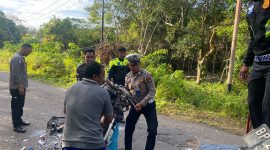 Petugas saat melakukan evakuasi kendaraan lakalantas | Foto : Zonamu/Ist