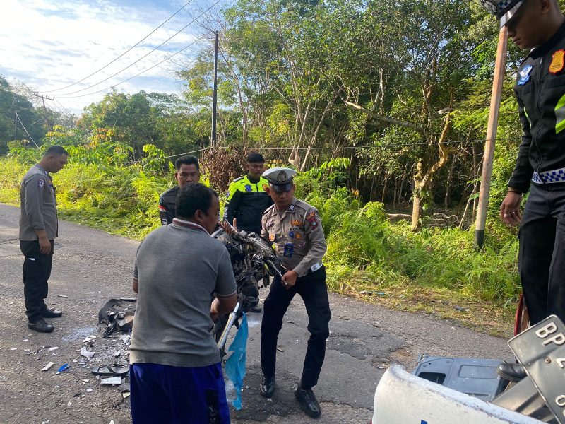 Petugas saat melakukan evakuasi kendaraan lakalantas | Foto : Zonamu/Ist