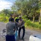 Petugas saat melakukan evakuasi kendaraan lakalantas | Foto : Zonamu/Ist