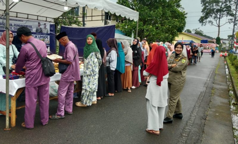 Bazar Sembako Murah di Hari Jadi Lingga ke-22 Disperindagkop Ramaikan Antusias Warga | Foto : Zonamu/Taupik