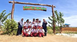 Pelajar SDN 12 Air Putih, Kecamatan Mentok, Kabupaten Bangka Barat melaksanakan kunjungan edukatif ke Farm Estate Tanjung Ular yang dikelola PT Timah Tbk | Foto: Zonamu/Humas PT Timah