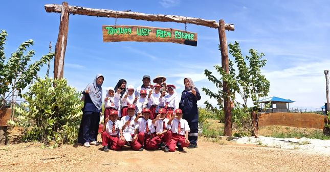 Pelajar SDN 12 Air Putih, Kecamatan Mentok, Kabupaten Bangka Barat melaksanakan kunjungan edukatif ke Farm Estate Tanjung Ular yang dikelola PT Timah Tbk | Foto: Zonamu/Humas PT Timah