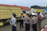 Petugas gabungan saat melakukan pengecekan terhadap salah satu lori ekspedisi | Foto : Zonamu/Wandi