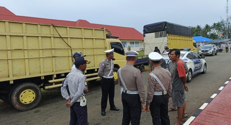 Petugas gabungan saat melakukan pengecekan terhadap salah satu lori ekspedisi | Foto : Zonamu/Wandi