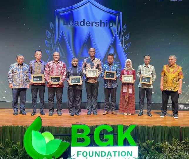 Penghargaan Indonesia ESG Leadership Awards 2025 Kategori Leadership AAA diterima langsung oleh Departement Head Goverment Relation PT Timah Tbk, I Putu Asre Ardhana | Foto: Zonamu/Humas PT Timah